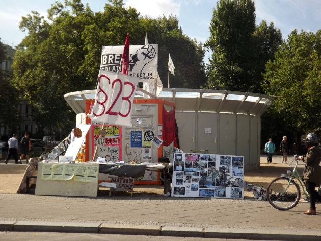 Auf dem Pavillon auf dem Oranienplatz hielten die Refugees von der Gürtelstraße gestern ihre Pressekonferenz ab